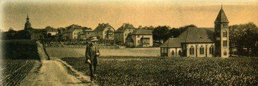 Historische Fotografie eines Dorfes mit Kirche.