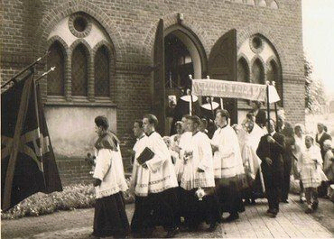 Historische Fotografie einer kirchlichen Prozession.