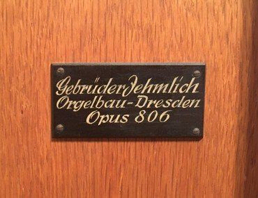 Orgelbau-Plakette: Gebrüder Jehmich Orgelbau-Dresden Opus 806.